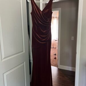 Style: Dawson Velvet Dress, size 2
Color: Rust
Length: Regular